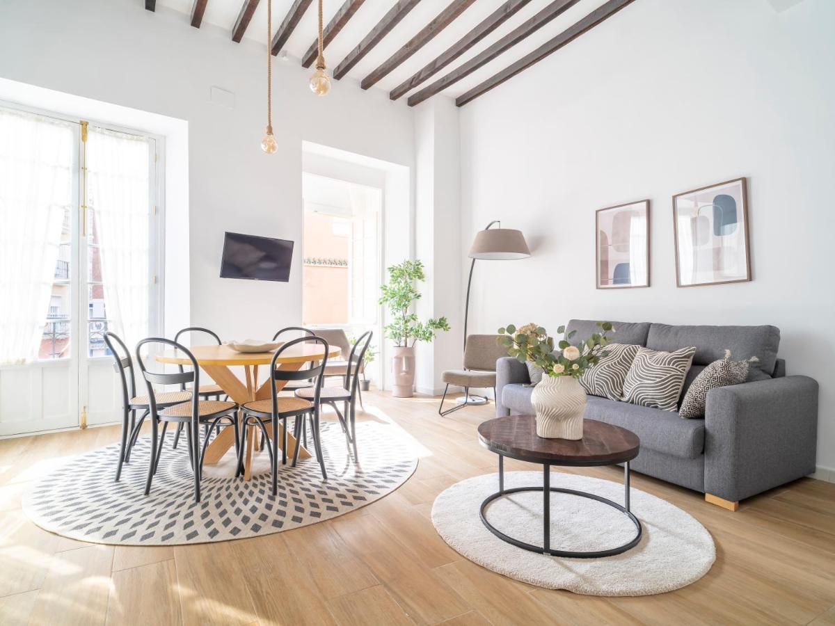 Sanders Lavender - Delightful Two-Bedroom Apartment Downtown Málaga Buitenkant foto