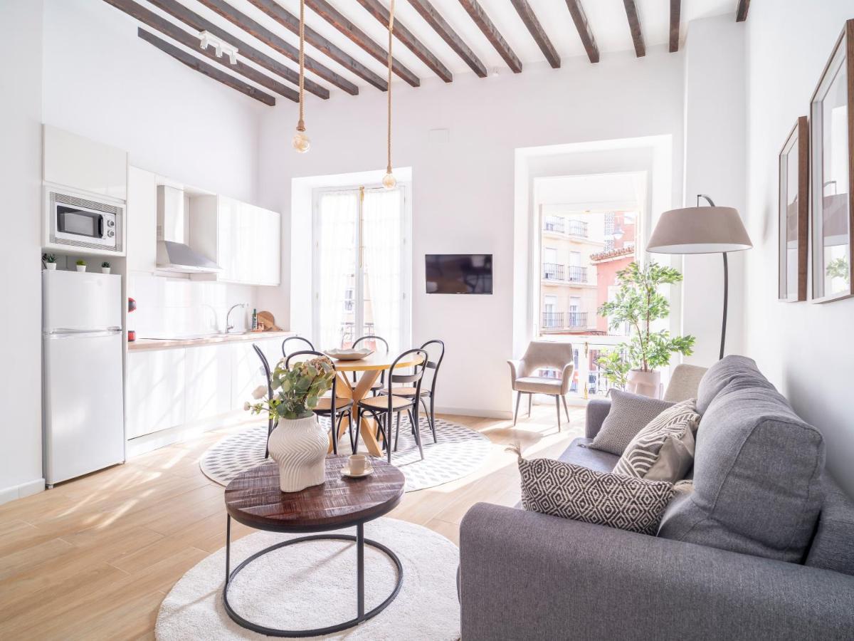 Sanders Lavender - Delightful Two-Bedroom Apartment Downtown Málaga Buitenkant foto