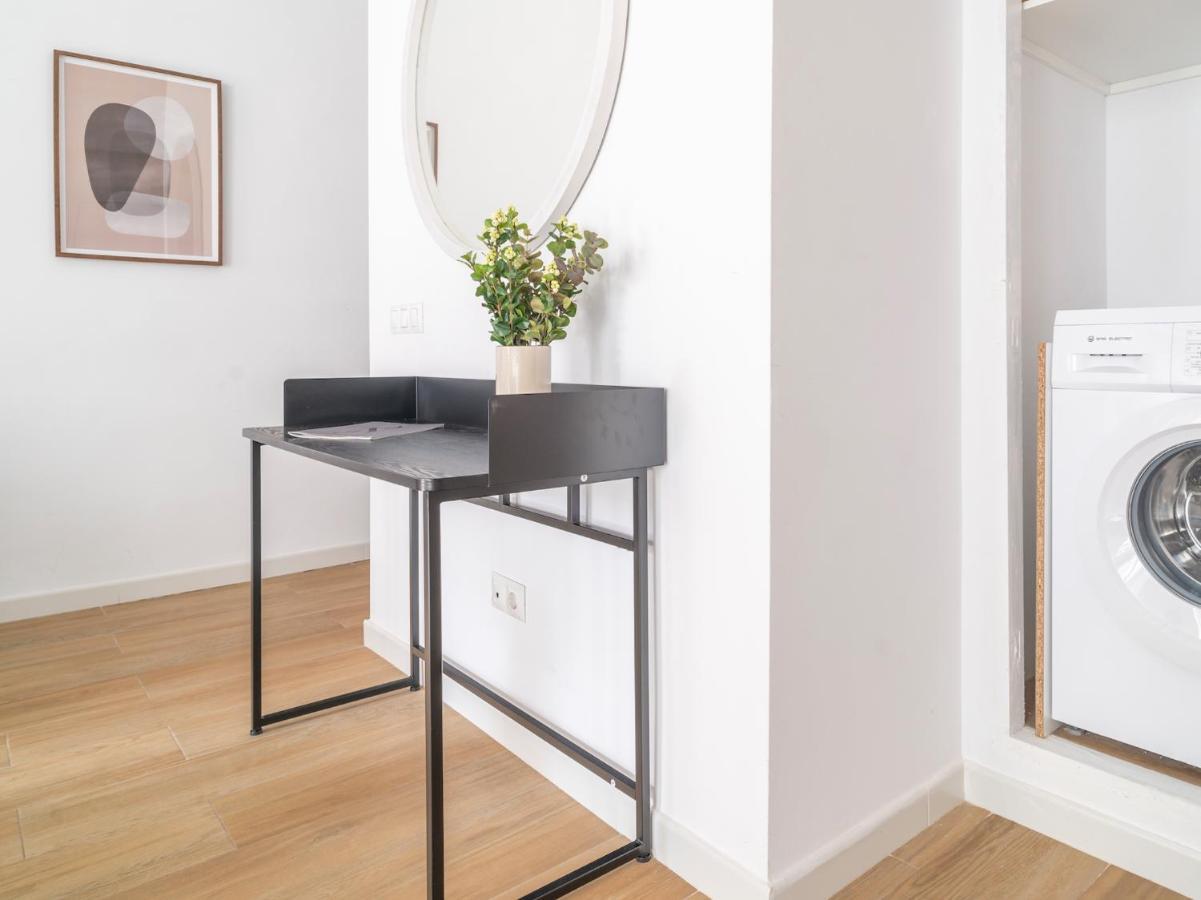 Sanders Lavender - Delightful Two-Bedroom Apartment Downtown Málaga Buitenkant foto